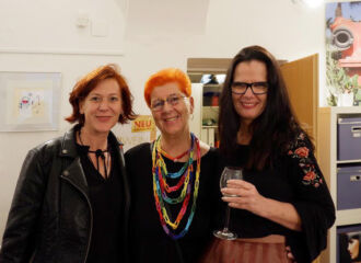 <div style="text-align: center">Mit Gastgeberin Andrea Reymaier<br> und Künstlerin Iris Jucies</div>