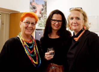 <div style="text-align: center">Mit Gastgeberin Andrea Reymaier <br>und Marianne Varga</div>